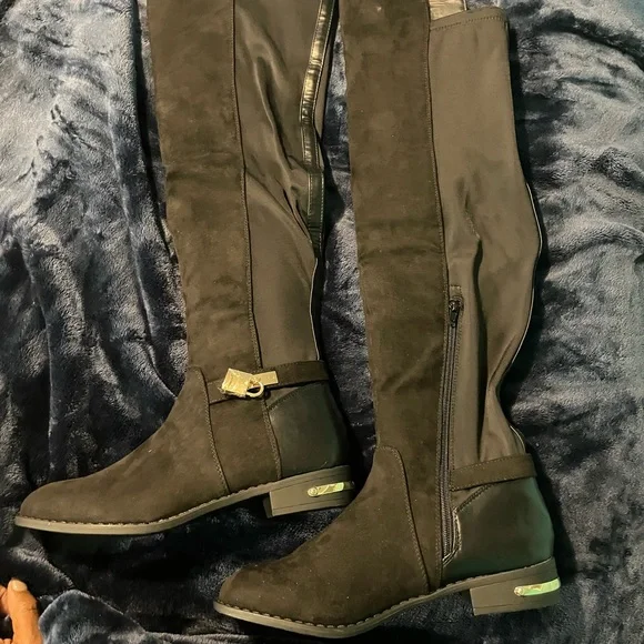 Women Flat Black and Brown Boots. Has never been worn. Comes over the knee. - Picture 2 of 6